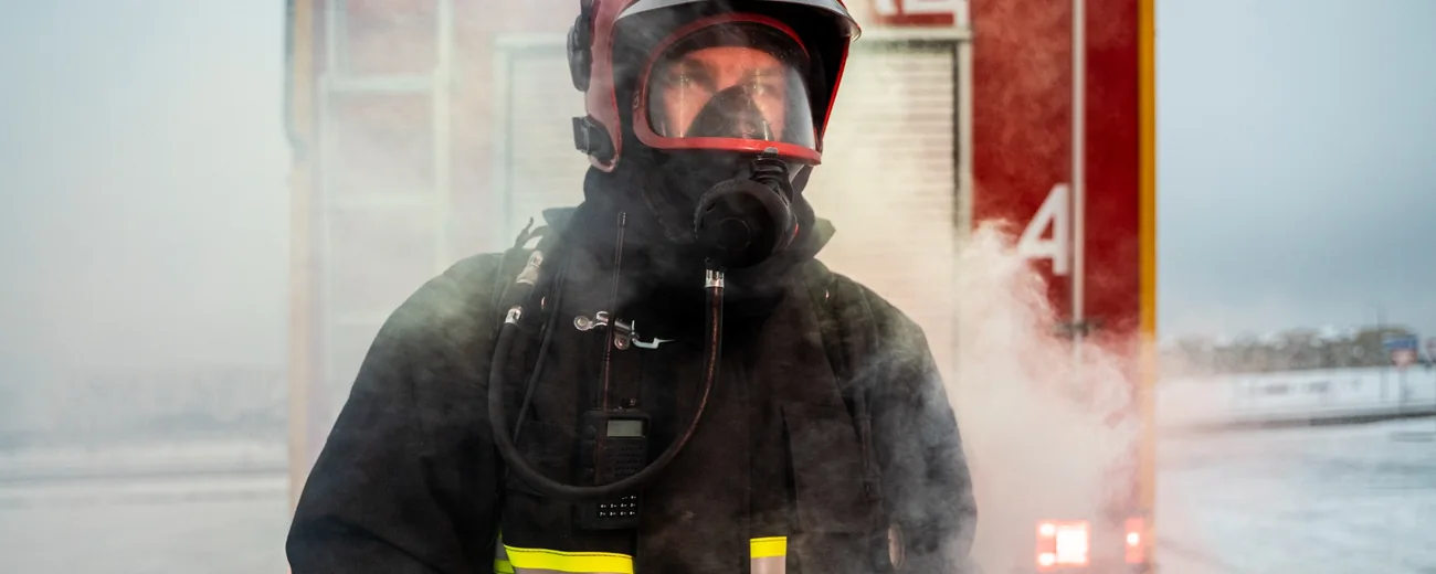 Symbolfoto: Feuerwehrangehöriger mit Atemschutzmaske